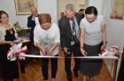 Burmistrz Pilzna Ewa Gołębiowska przecinająca wstęgę Muzeum w Brzesku MOK Brzesko