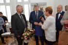 Burmistrz Pilzna Ewa Gołębiowska składa gratulację władzom Brzeska MOK Brzesko